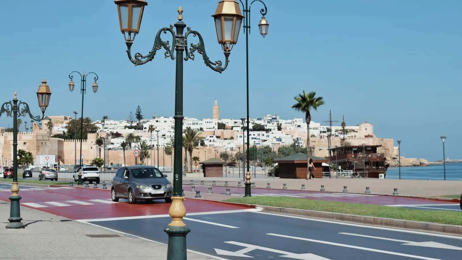 Vue de la kasbah des Oudayas à Rabat depuis une avenue bordée de lampadaires