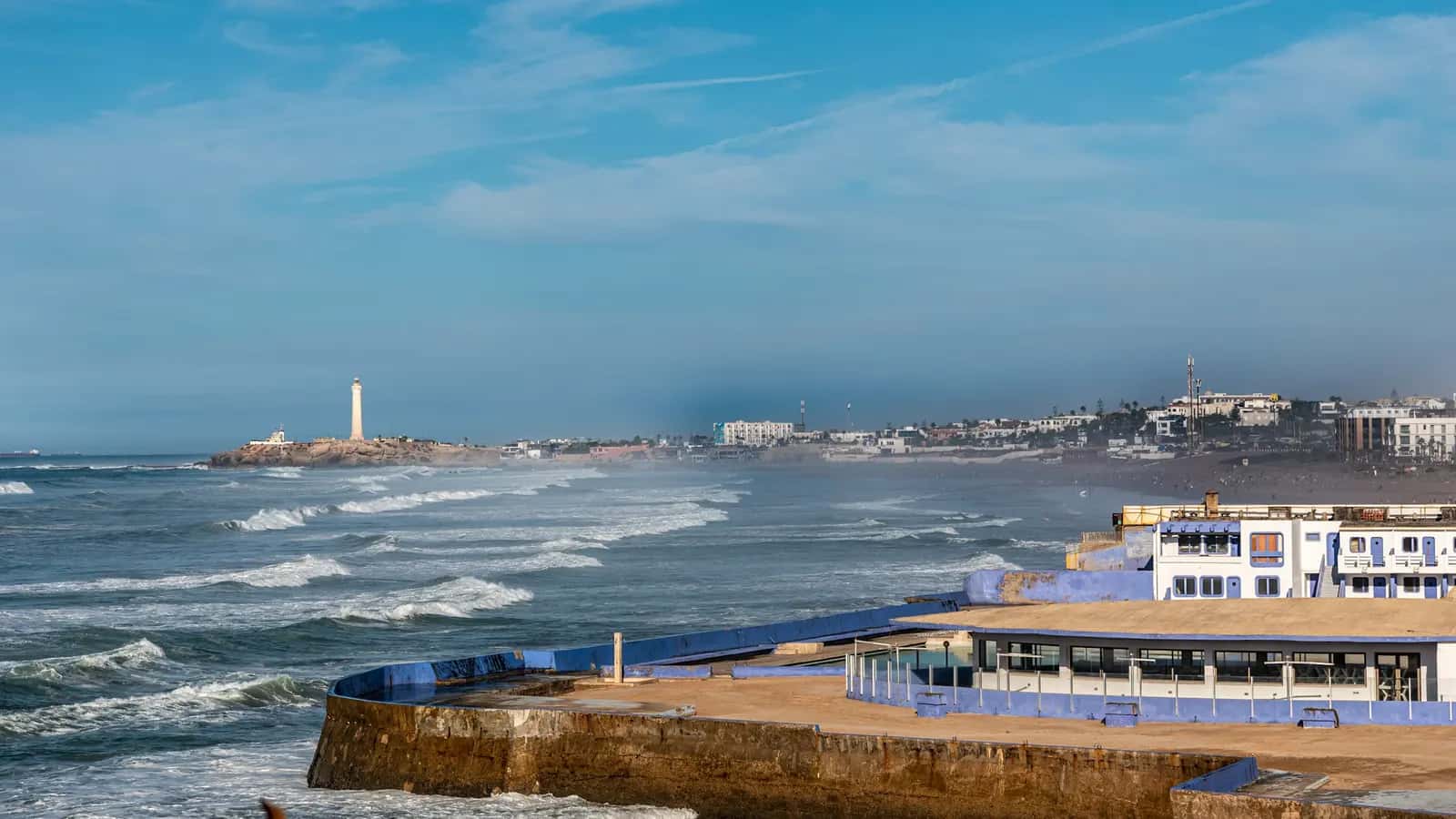 Côte de Casablanca avec le phare d'El Hank et les vagues de l'Atlantique