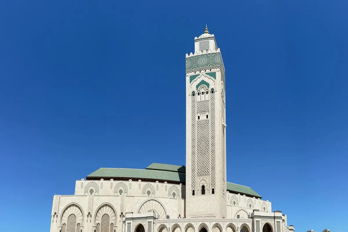 مئذنة مسجد الحسن الثاني في الدار البيضاء تحت سماء زرقاء صافية